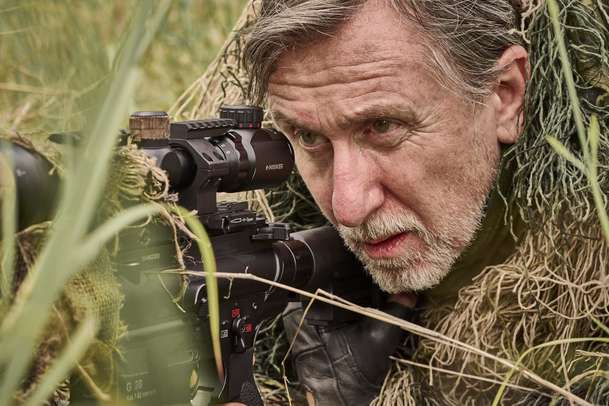 Seven Snipers: Elitní odstřelovačka Radha Mitchell zachraňuje dceru v akčním thrilleru | Fandíme filmu
