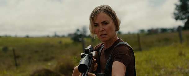 Seven Snipers: Elitní odstřelovačka Radha Mitchell zachraňuje dceru v akčním thrilleru | Fandíme filmu