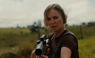 Seven Snipers: Elitní odstřelovačka Radha Mitchell zachraňuje dceru v akčním thrilleru | Fandíme filmu