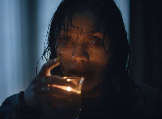 Smrtelné zlo: V plamenech – Ještě jeden trailer představuje horor plný posedlosti | Fandíme filmu