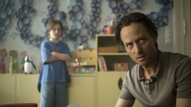 Vraždi všímavě: Černá komedie plná průšvihů se vrací na Netflix | Fandíme serialům