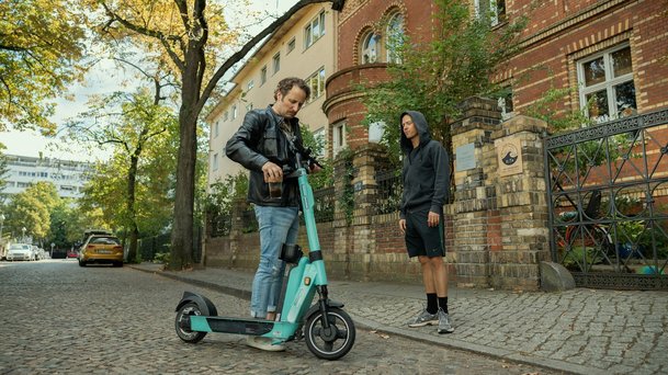 Vraždi všímavě: Černá komedie plná průšvihů se vrací na Netflix | Fandíme serialům