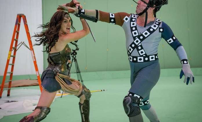 Bitcoin: Většinu filmu s Gal Gadot a Caseym Affleckem vytvoří AI | Fandíme filmu