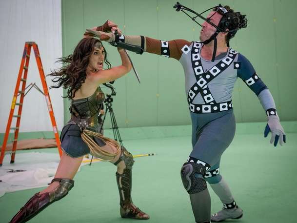 Bitcoin: Většinu filmu s Gal Gadot a Caseym Affleckem vytvoří AI | Fandíme filmu
