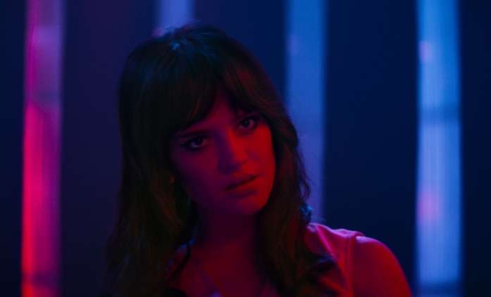 Her Private Hell: Mysteriózní thriller s neonovým vizuálem láká do spárů své nebezpečné krásy | Fandíme filmu