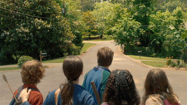 Konec Oak Street: Dinosauři napadli předměstí – trailer vypadá parádně | Fandíme filmu
