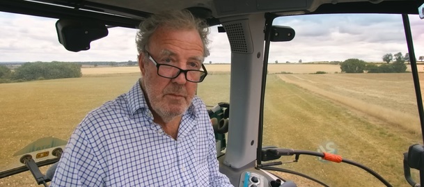 Clarksonova farma: Populární britský moderátor už pátým rokem pečuje o hospodářství | Fandíme serialům