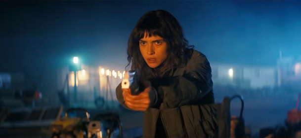 Onslaught: Adria Arjona si v drsném traileru vyšlápla na supervojáky | Fandíme filmu