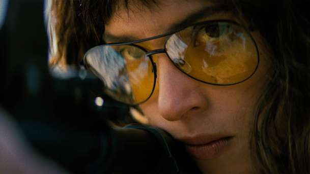 Onslaught: Adria Arjona si v drsném traileru vyšlápla na supervojáky | Fandíme filmu