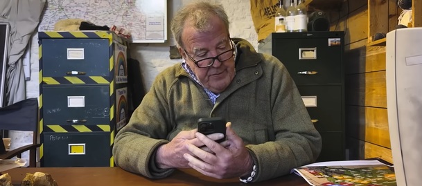 Clarksonova farma: Populární britský moderátor už pátým rokem pečuje o hospodářství | Fandíme serialům