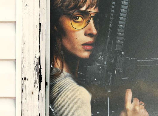 Onslaught: Adria Arjona si v drsném traileru vyšlápla na supervojáky | Fandíme filmu