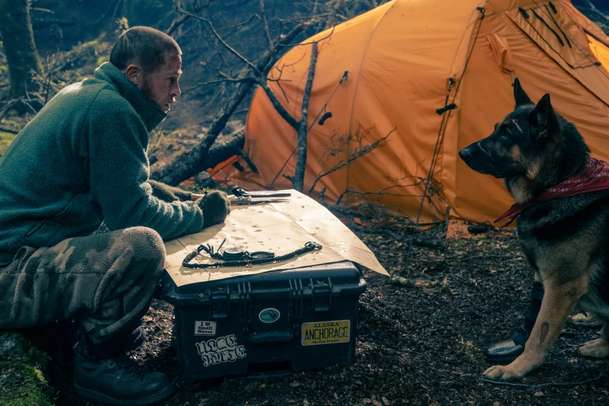 V srdci divočiny: První pohled na thriller, kde Brad Pitt havaruje na odlehlé Aljašce | Fandíme filmu