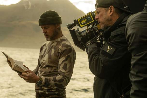 V srdci divočiny: První pohled na thriller, kde Brad Pitt havaruje na odlehlé Aljašce | Fandíme filmu