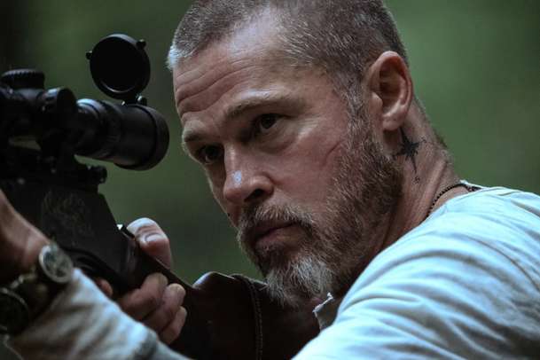V srdci divočiny: První pohled na thriller, kde Brad Pitt havaruje na odlehlé Aljašce | Fandíme filmu