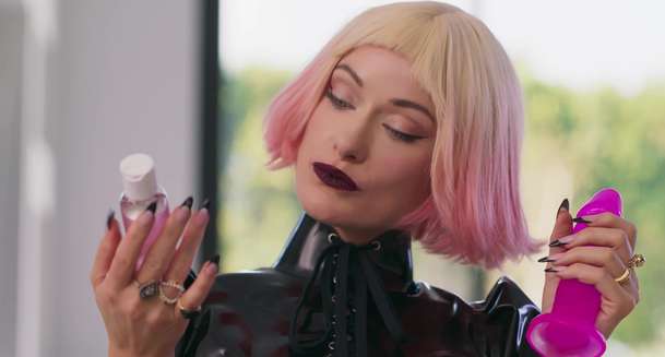 Olivia Wilde si udělá ze zaměstnance otroka pro své hrátky – je tu trailer | Fandíme filmu