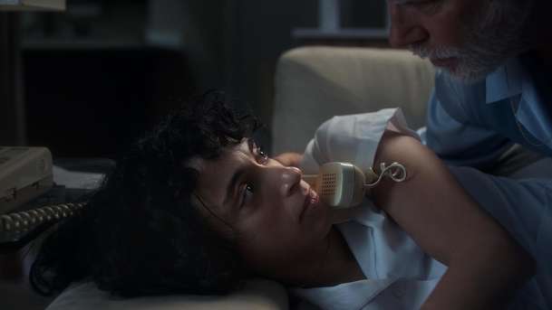 Night Nurse: Mezi seniory a pečovatelkami se rozjíždějí hry plné touhy a podvodů | Fandíme filmu