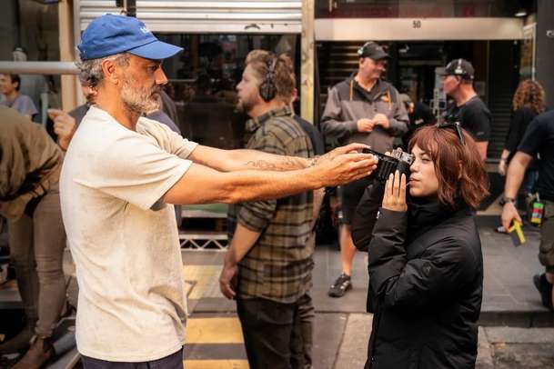 Klára a slunce: První teaser ze sci-fi, kde Jenna Ortega hraje robotku | Fandíme filmu