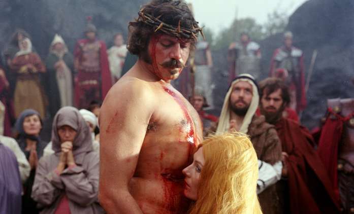 Ďáblové: Extrémně kontroverzní snímek konečně přichází v necenzurované verzi | Fandíme filmu
