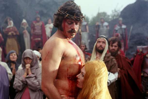 Ďáblové: Extrémně kontroverzní snímek konečně přichází v necenzurované verzi | Fandíme filmu