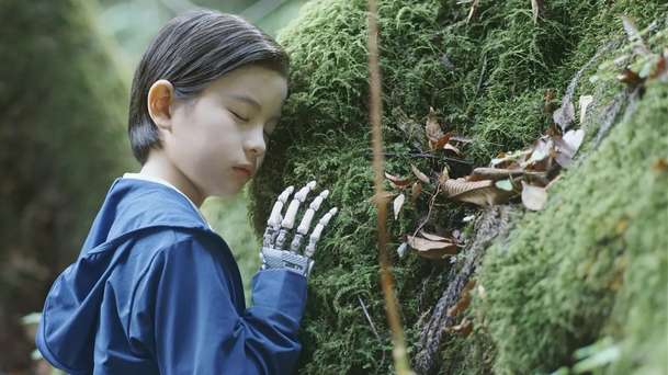 Sheep in the Box: V nové sci-fi rodina zesnulého syna nahradí malým robotem | Fandíme filmu