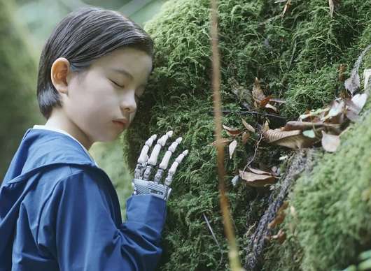 Sheep in the Box: V nové sci-fi rodina zesnulého syna nahradí malým robotem | Fandíme filmu