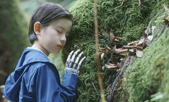 Sheep in the Box: V nové sci-fi rodina zesnulého syna nahradí malým robotem | Fandíme filmu