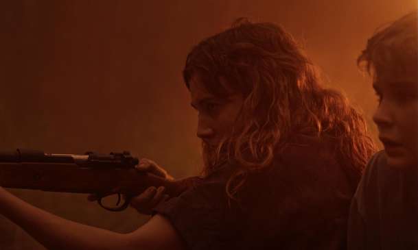 Cruel Hands: Uprostřed zuřícího požáru prchá hrdinka nového thrilleru před manželem | Fandíme filmu