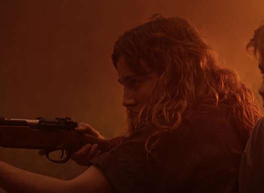 Cruel Hands: Uprostřed zuřícího požáru prchá hrdinka nového thrilleru před manželem | Fandíme filmu