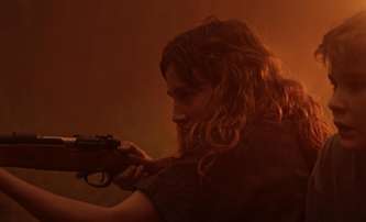 Cruel Hands: Uprostřed zuřícího požáru prchá hrdinka nového thrilleru před manželem | Fandíme filmu