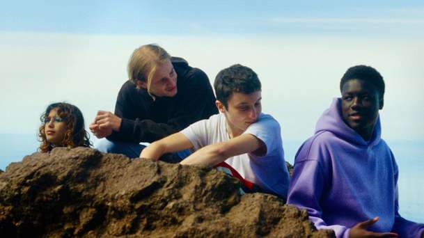 Gradiva: Dospívající studenty na školním výletě čeká ostrá srážka s realitou | Fandíme filmu
