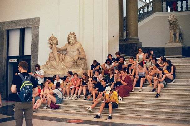 Gradiva: Dospívající studenty na školním výletě čeká ostrá srážka s realitou | Fandíme filmu