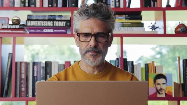 Hořké svátky: Uznávaný režisér Pedro Almodóvar je zpátky s novým dramatem | Fandíme filmu