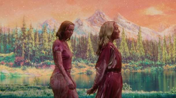 Gillian Anderson z Akt X míří do českých kin s velkou a krvavou poctou hororu | Fandíme filmu