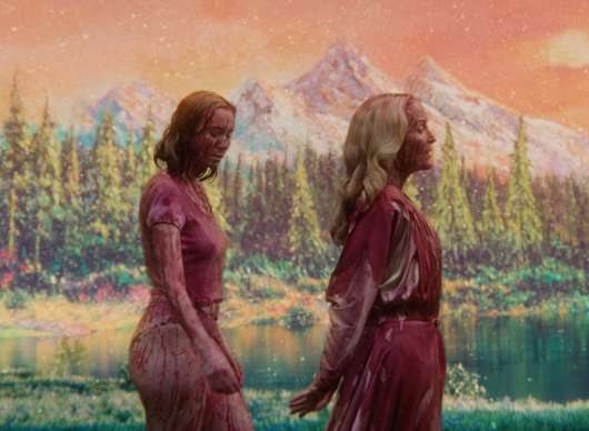 Gillian Anderson z Akt X míří do českých kin s velkou a krvavou poctou hororu | Fandíme filmu