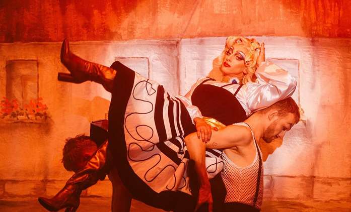 Chica Checa: V hořkosladké české komedii umírající babičku potěší už jen drag show | Fandíme filmu