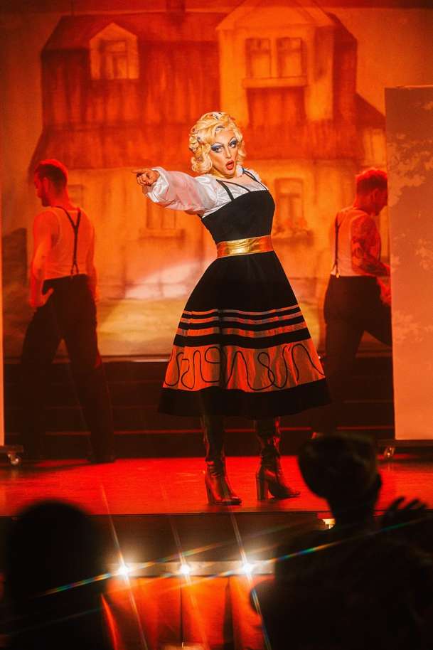 Chica Checa: V hořkosladké české komedii umírající babičku potěší už jen drag show | Fandíme filmu