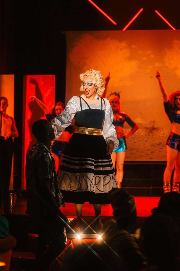 Chica Checa: V hořkosladké české komedii umírající babičku potěší už jen drag show | Fandíme filmu