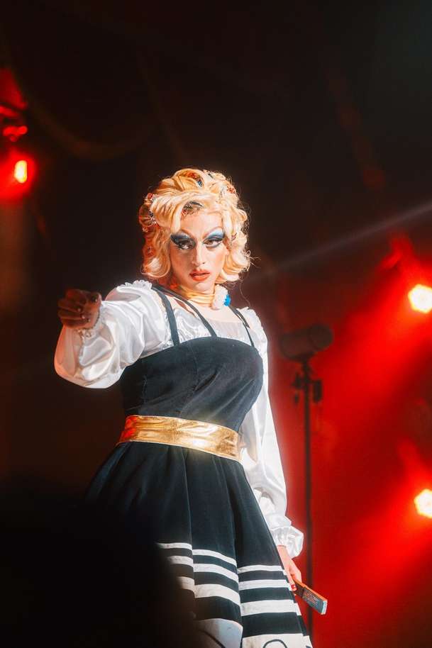 Chica Checa: V hořkosladké české komedii umírající babičku potěší už jen drag show | Fandíme filmu