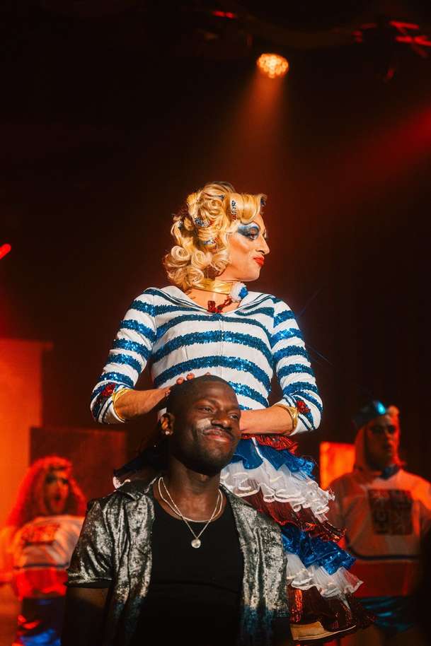 Chica Checa: V hořkosladké české komedii umírající babičku potěší už jen drag show | Fandíme filmu