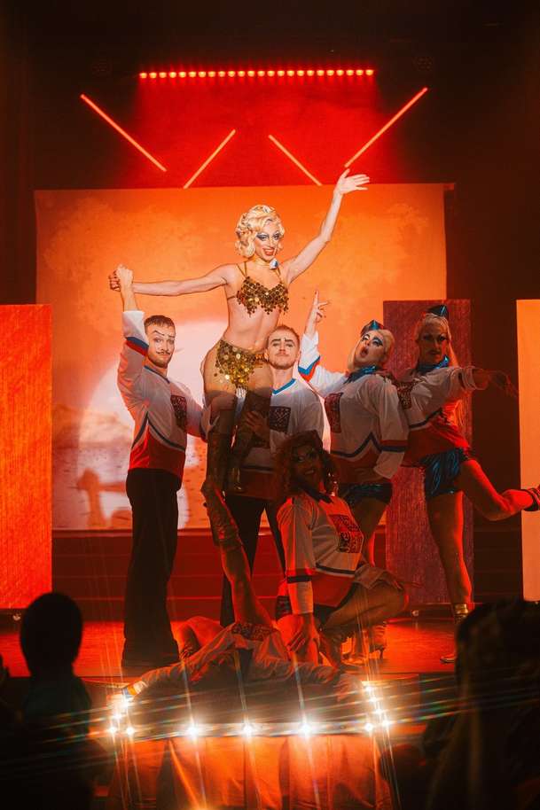 Chica Checa: V hořkosladké české komedii umírající babičku potěší už jen drag show | Fandíme filmu
