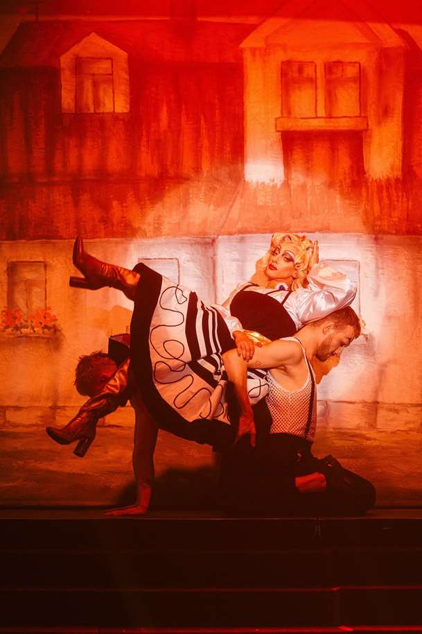 Chica Checa: V hořkosladké české komedii umírající babičku potěší už jen drag show | Fandíme filmu