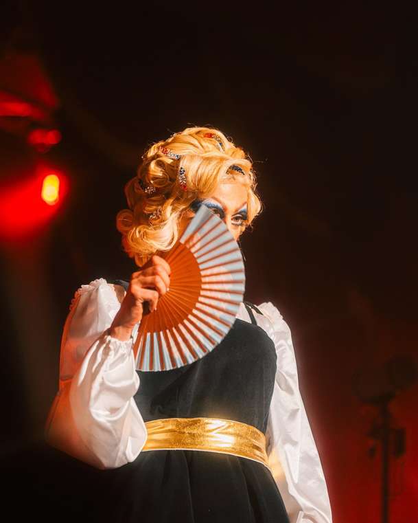 Chica Checa: V hořkosladké české komedii umírající babičku potěší už jen drag show | Fandíme filmu