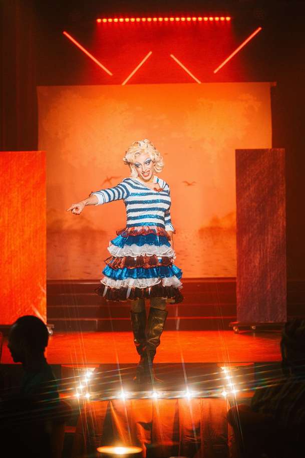 Chica Checa: V hořkosladké české komedii umírající babičku potěší už jen drag show | Fandíme filmu