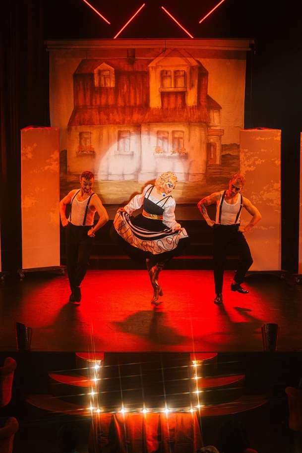 Chica Checa: V hořkosladké české komedii umírající babičku potěší už jen drag show | Fandíme filmu