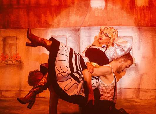 Chica Checa: V hořkosladké české komedii umírající babičku potěší už jen drag show | Fandíme filmu