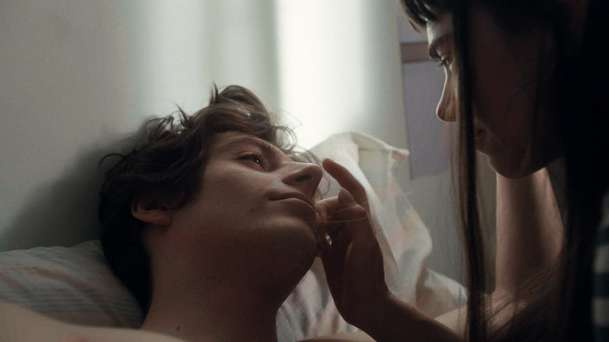 Milovník, ne bojovník: Zamilovaný mladík dělá pro lásku opravdové psí kusy. | Fandíme filmu