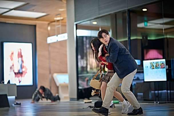 Kolonie: Do Česka vstupuje nový zombie horor s kolektivními nakaženými | Fandíme filmu