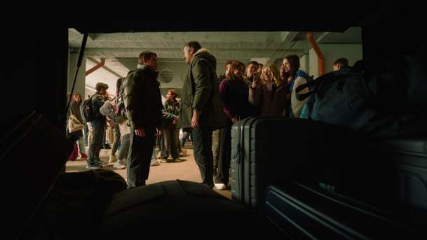 Tři týdny poté: Když se autobus se studenty zasekne v divočině, začíná drama | Fandíme filmu