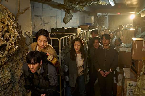 Kolonie: Do Česka vstupuje nový zombie horor s kolektivními nakaženými | Fandíme filmu