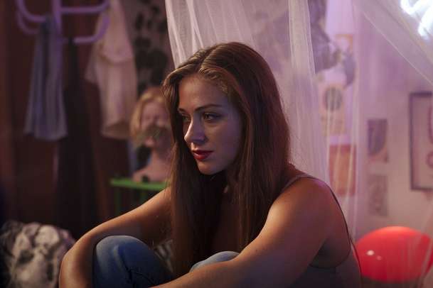 Call: Neslušný videohovor v novém thrilleru obrátí Adamovi život vzhůru nohama | Fandíme filmu